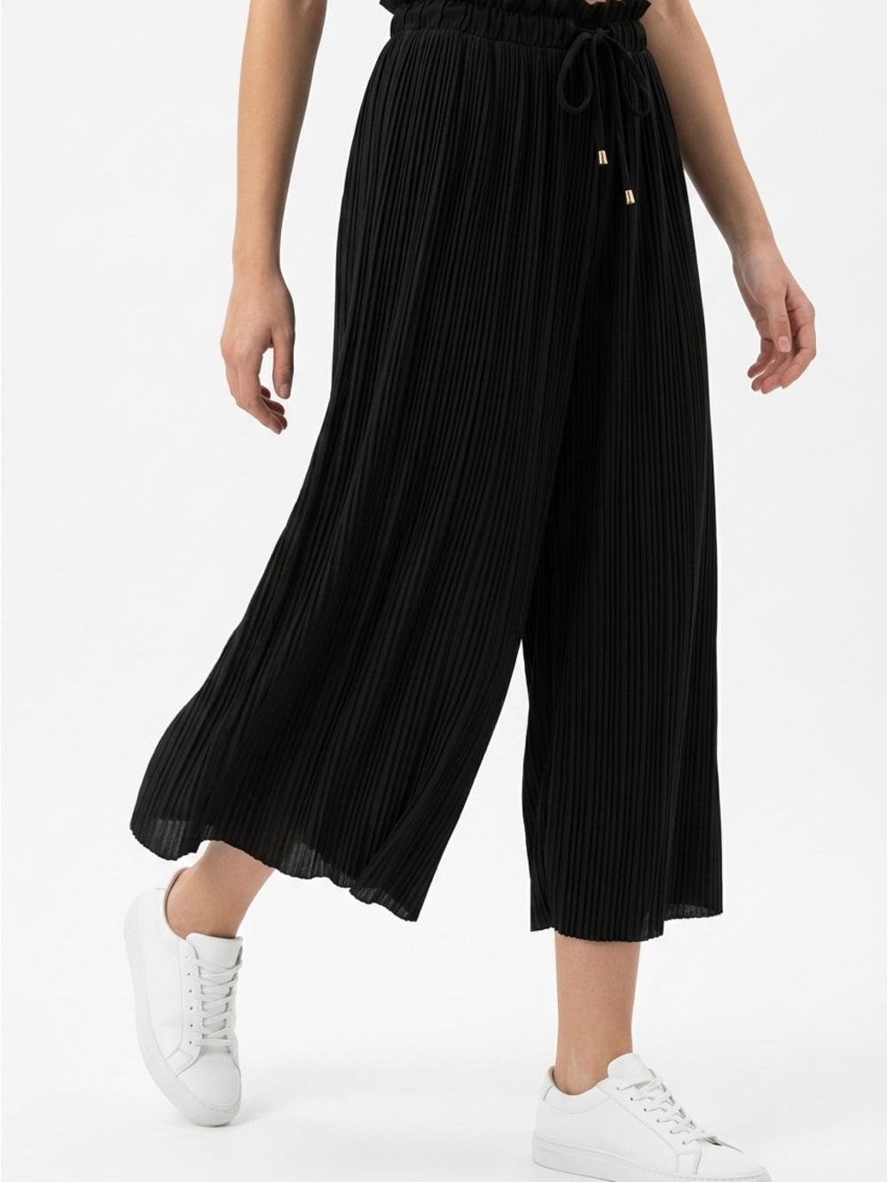Qed London Culottes. Pleated black. Size small. Tie front‎ waist.